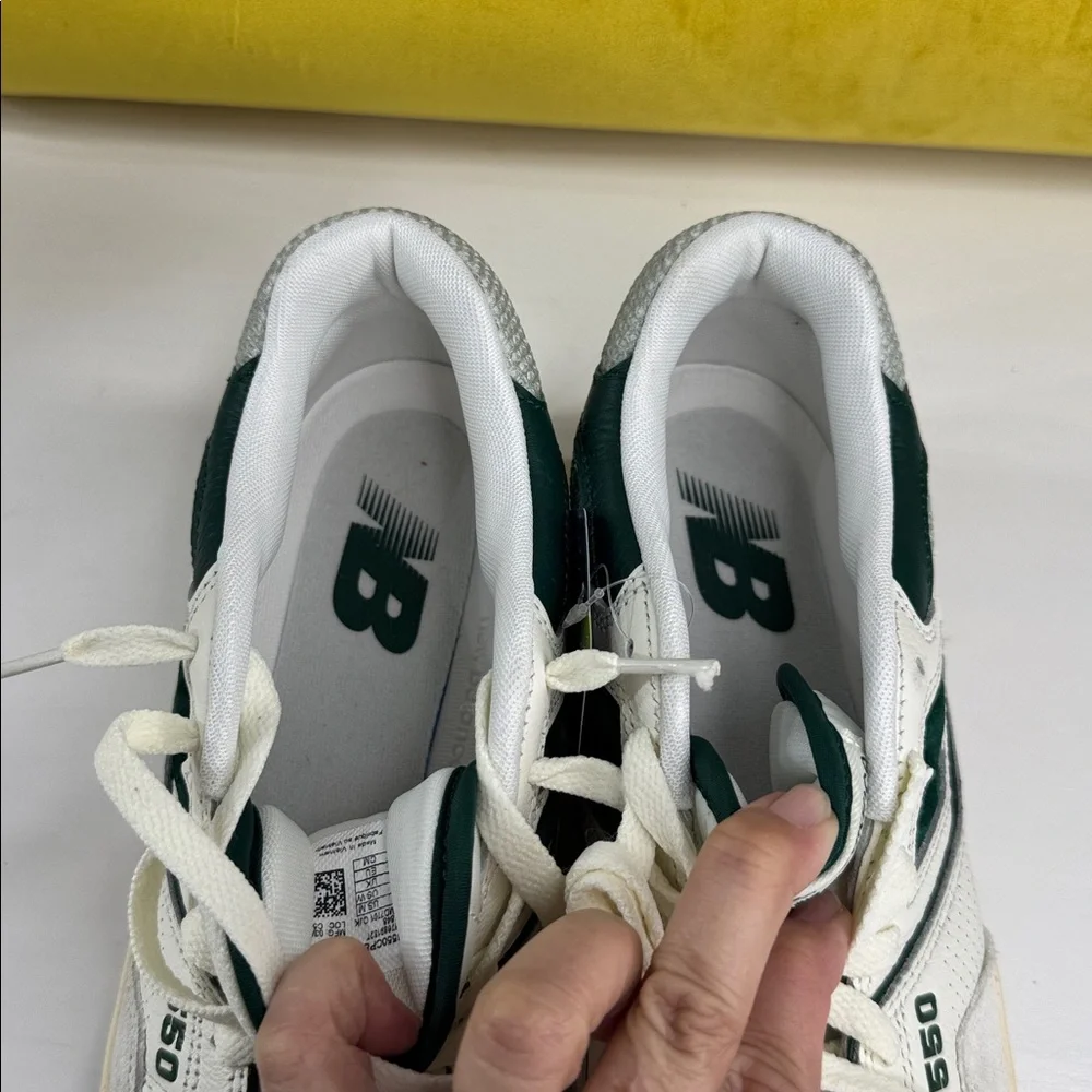 NWT • New Balance • Green 550 Sneaks • Size 6.5 Men/8 Women • 💚🤍 - Picture 16 of 16